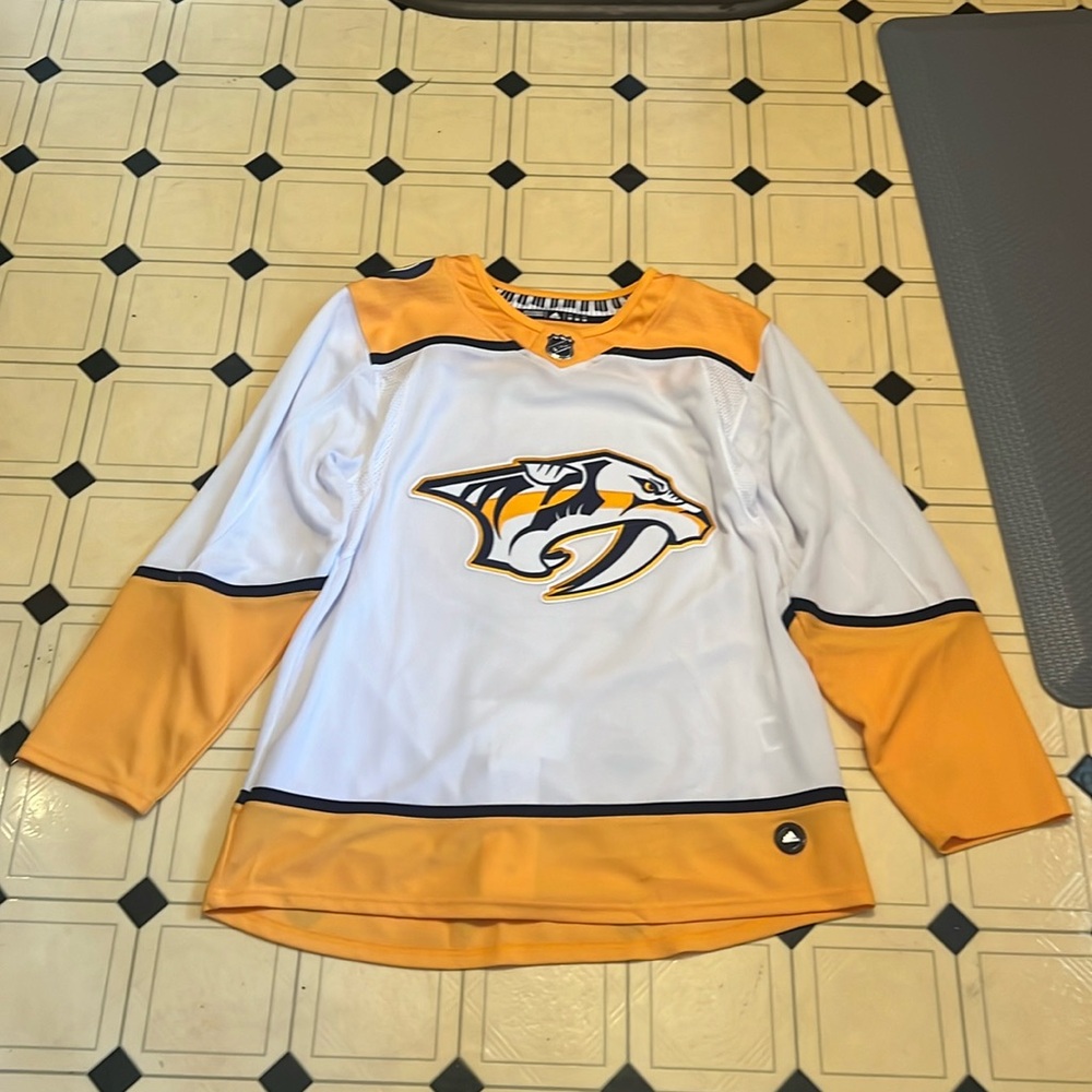 🏒 adidas Nashville Predators white authentic jersey size 50 EUC